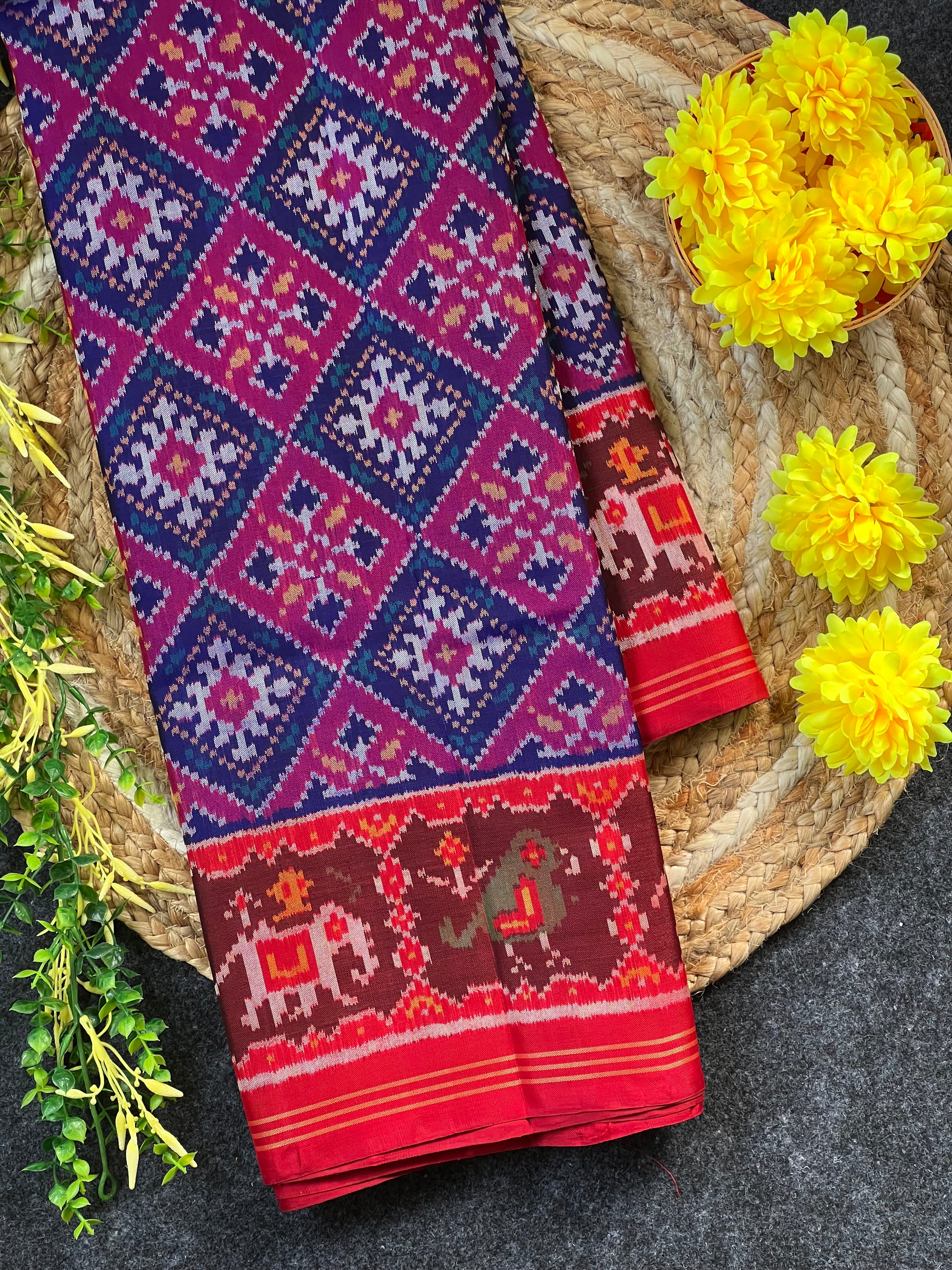 Pan-Chanda Traditional Design Handwoven Patola Silk Saree Main image