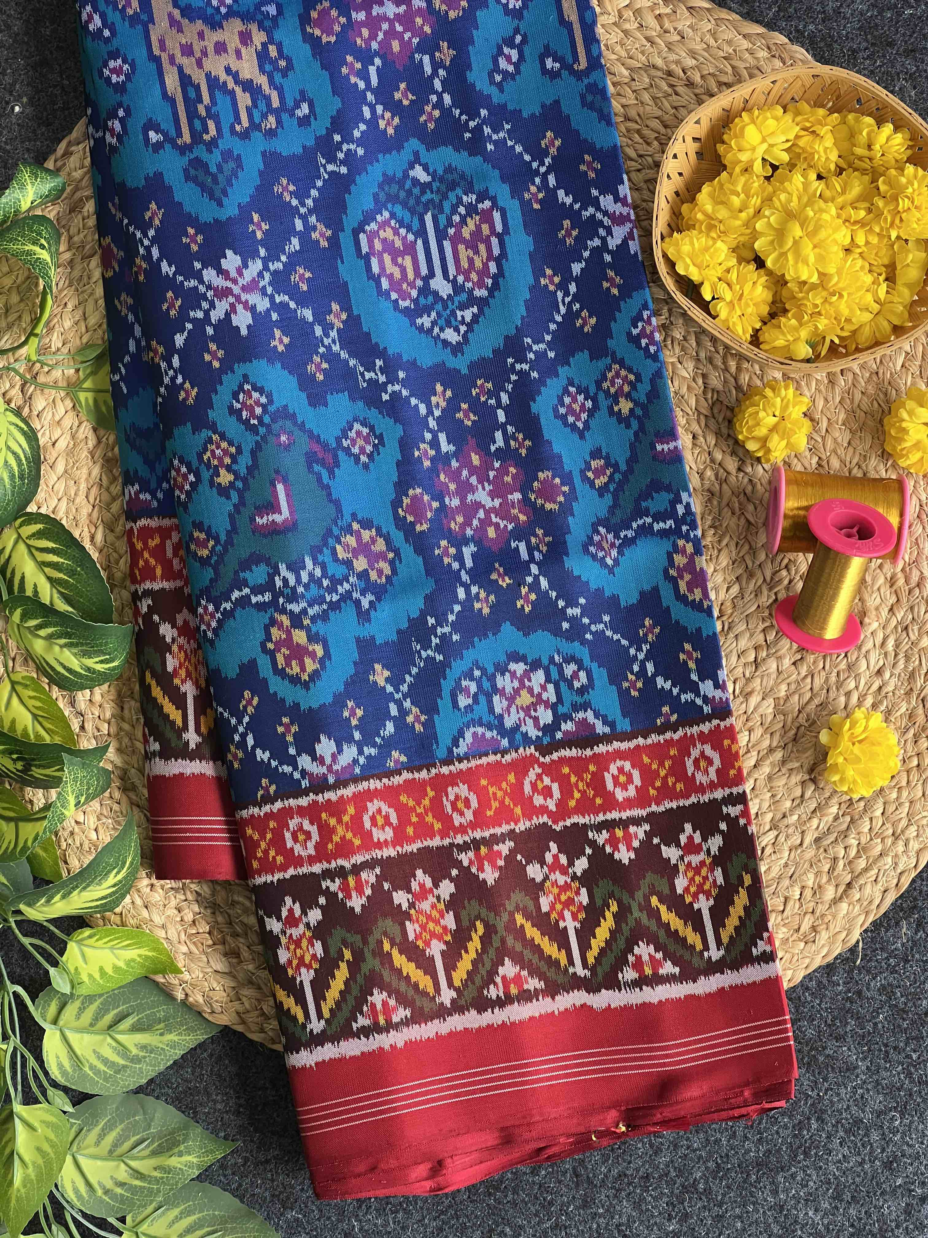 Motif Design Handwoven Patola Silk Saree Main image